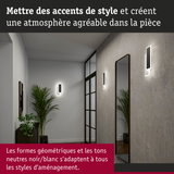 Couloir moderne avec appliques murales LED géométriques noires et blanches sur mur gris