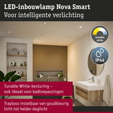 LED-inbouwlamp Nova Smart met instelbaar wit licht in moderne badkamer met houtaccenten en spiegel