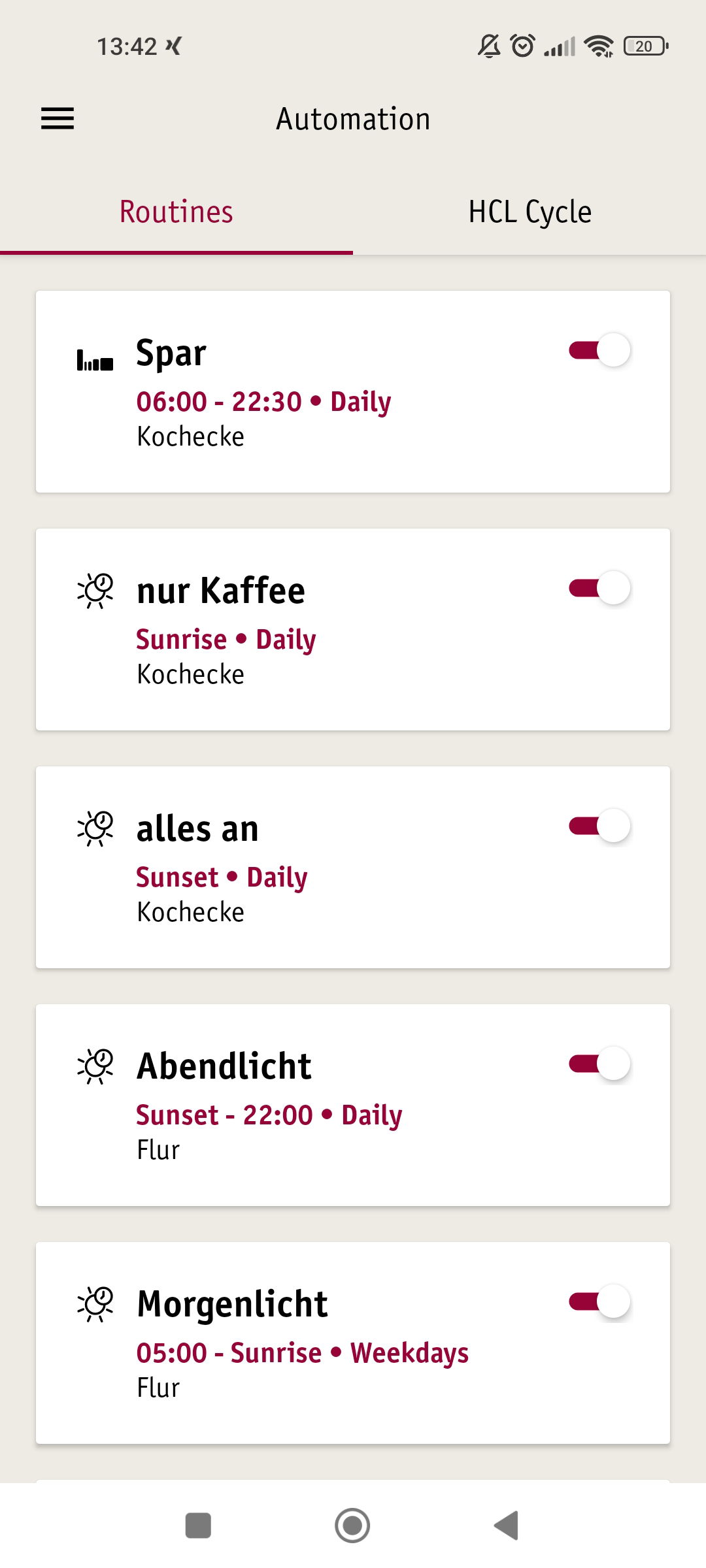 Smartphone-Bildschirm zeigt Automationsroutinen mit Zeitplänen für Lichtsteuerung im Haus