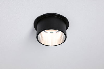 Zwarte metalen plafondlamp met rond ontwerp en warm wit LED-licht voor moderne binnenverlichting