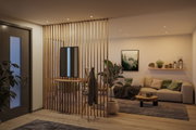 Modernes Wohnzimmer mit Holzlamellen Raumteiler, grauem Sofa und dekorativer Wandbeleuchtung