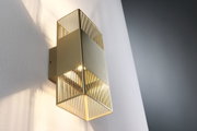 Moderner goldfarbener Aluminium-Wandleuchter mit vertikalen Streben und warmweißem Licht