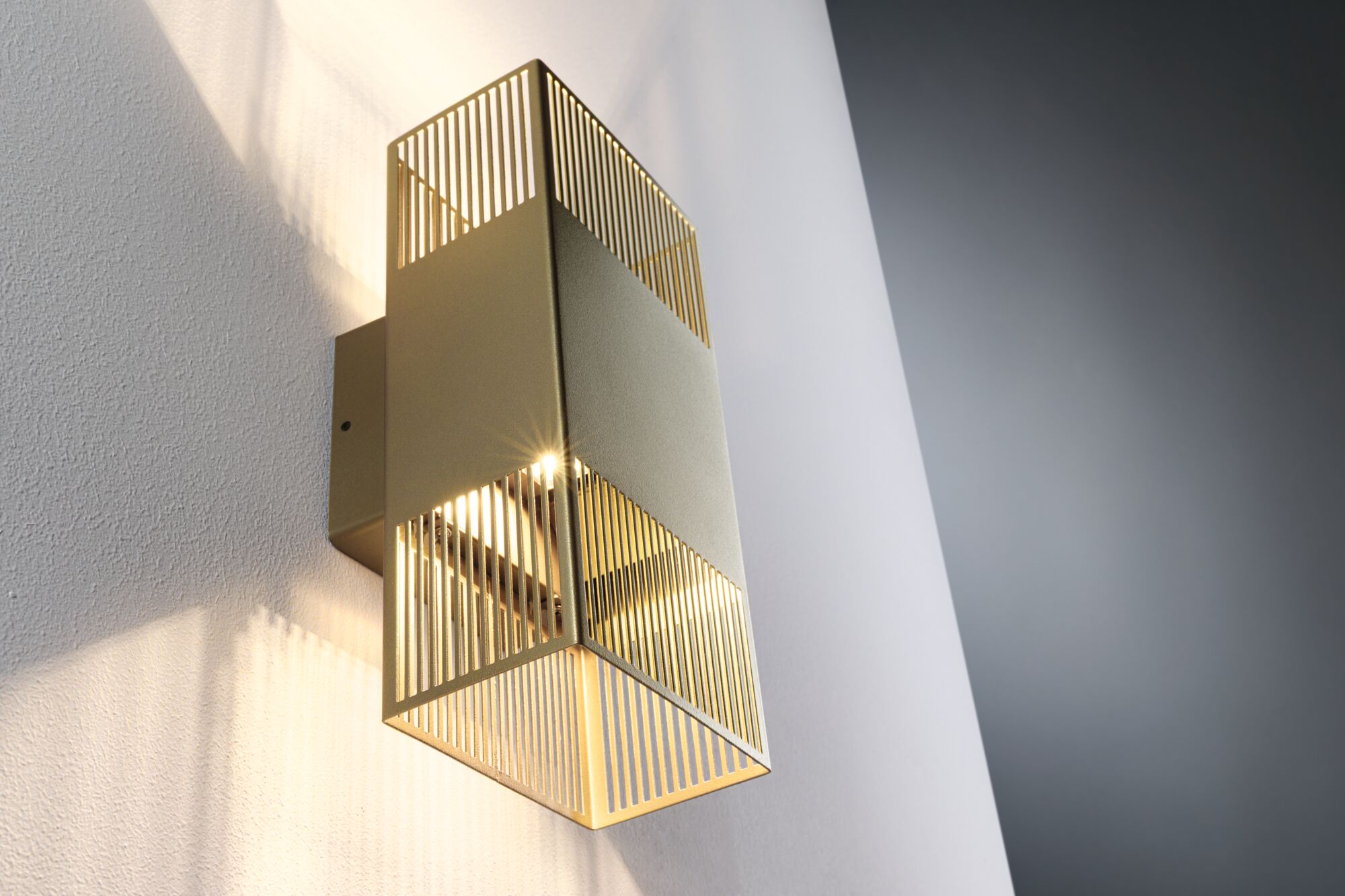 Moderner goldfarbener Aluminium-Wandleuchter mit vertikalen Streben und warmweißem Licht