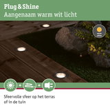 LED-vloerlampen met warm wit licht op houten terras en in tuin voor sfeervolle buitenverlichting