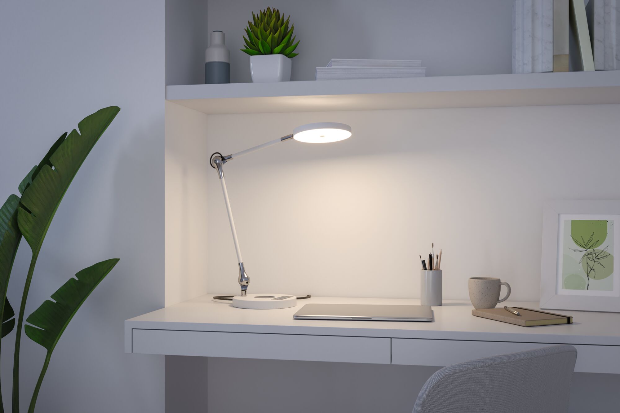 Weiße LED-Schreibtischlampe mit verstellbarem Arm auf modernem Arbeitsplatz mit Laptop und Tasse
