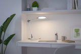 Lampe de bureau LED blanche avec bras réglable sur espace de travail moderne avec ordinateur portable et tasse