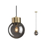 Hanglamp met rookglas bol en messingkleurige metalen houder voor moderne binnenverlichting