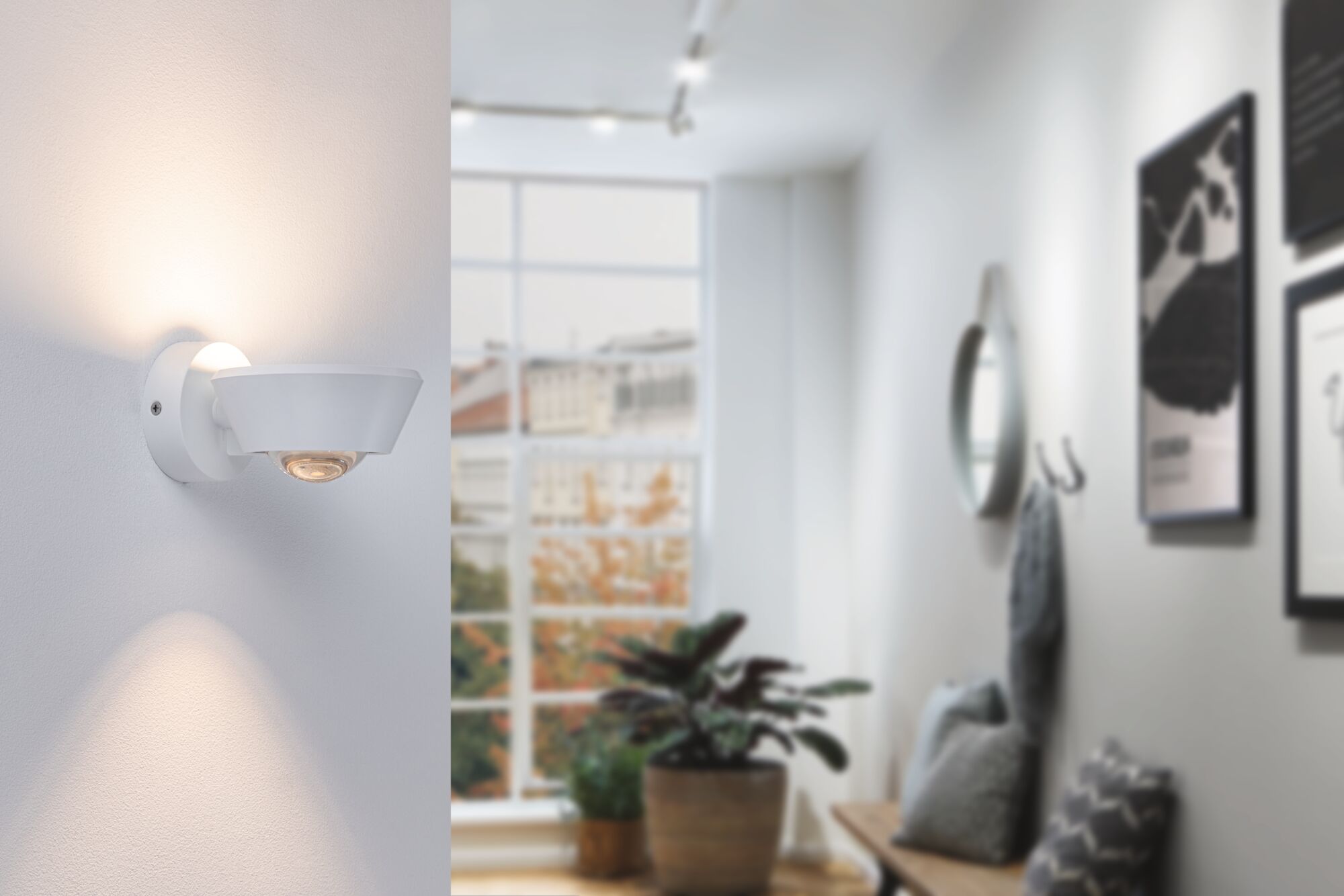 Moderne witte metalen wandlamp met warm wit LED-licht voor sfeervolle binnenverlichting
