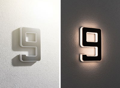 Moderne Hausnummer 9 aus Metall in Grau und Schwarz mit LED-Beleuchtung für Außenwände
