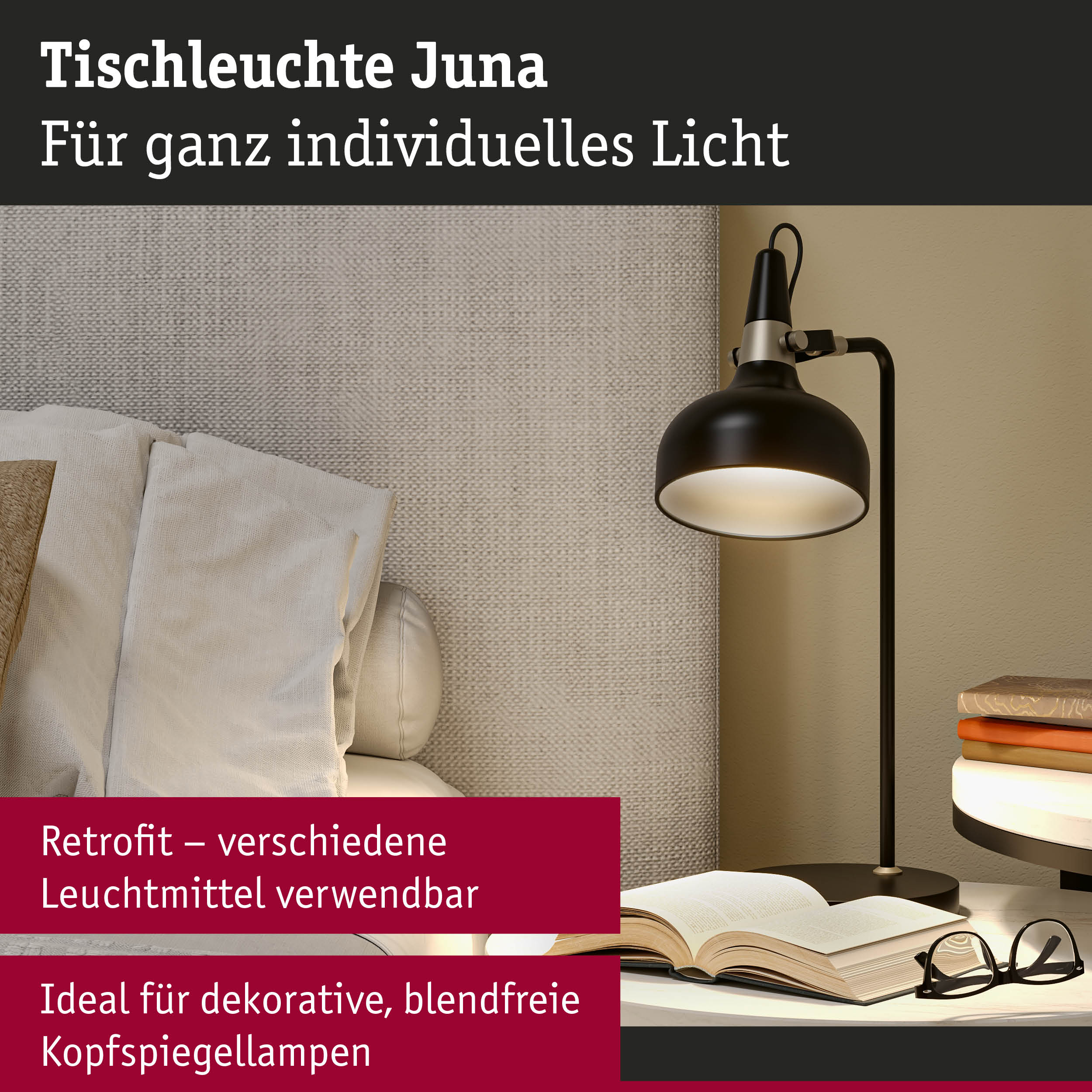 Schwarze Tischleuchte Juna aus Metall mit warmweißem Licht neben Sofa und Büchern