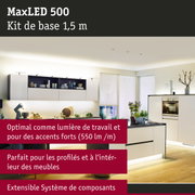 Cuisine blanche moderne avec éclairage LED sous les armoires murales et éclairage de plinthe