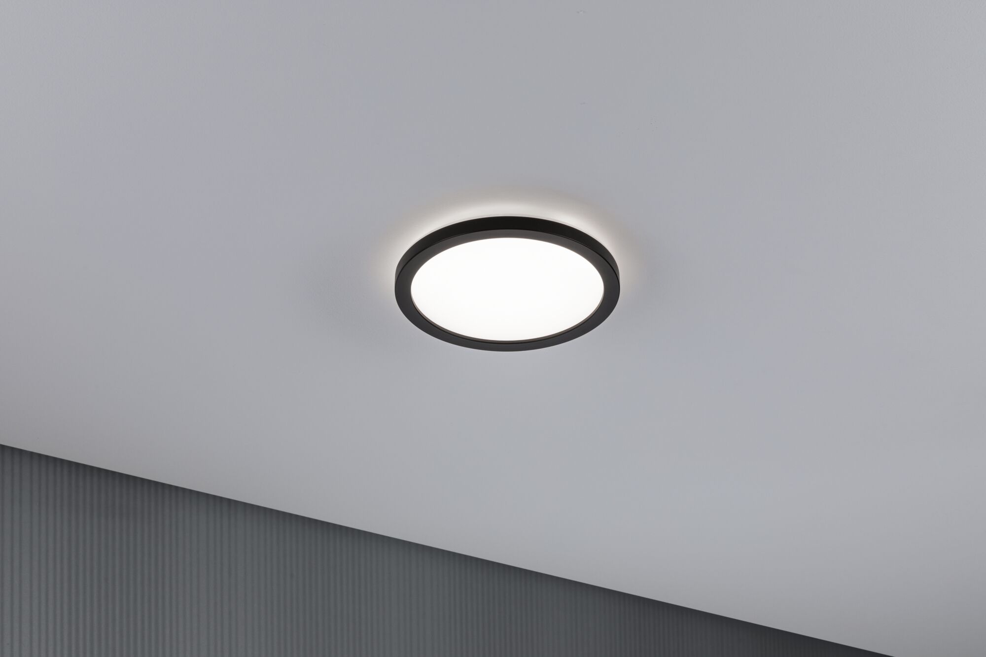 Runde LED-Deckenleuchte mit schwarzem Rahmen und weißem Diffusor für modernes Raumlicht