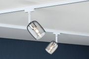 Zwei weiße Schienenspot-Leuchten mit rauchgrauen Glaslampenschirmen an Decke montiert für Wohnraumbeleuchtung.