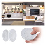 Éclairage LED blanc moderne sous meuble avec télécommande dans une cuisine et un salon élégants