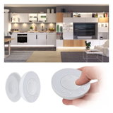 Éclairage LED blanc moderne sous meuble avec télécommande dans une cuisine et un salon élégants