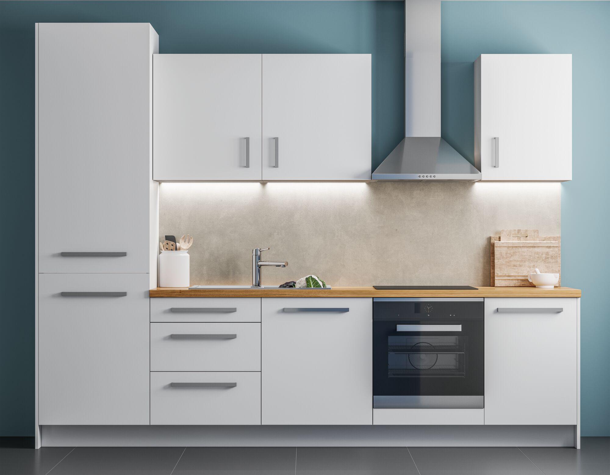 Moderne witte keuken met houten werkblad, roestvrijstalen afzuigkap en grijze achterwandverlichting
