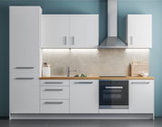 Cuisine moderne blanche avec plan de travail en bois, hotte en acier inoxydable et éclairage sous placard gris
