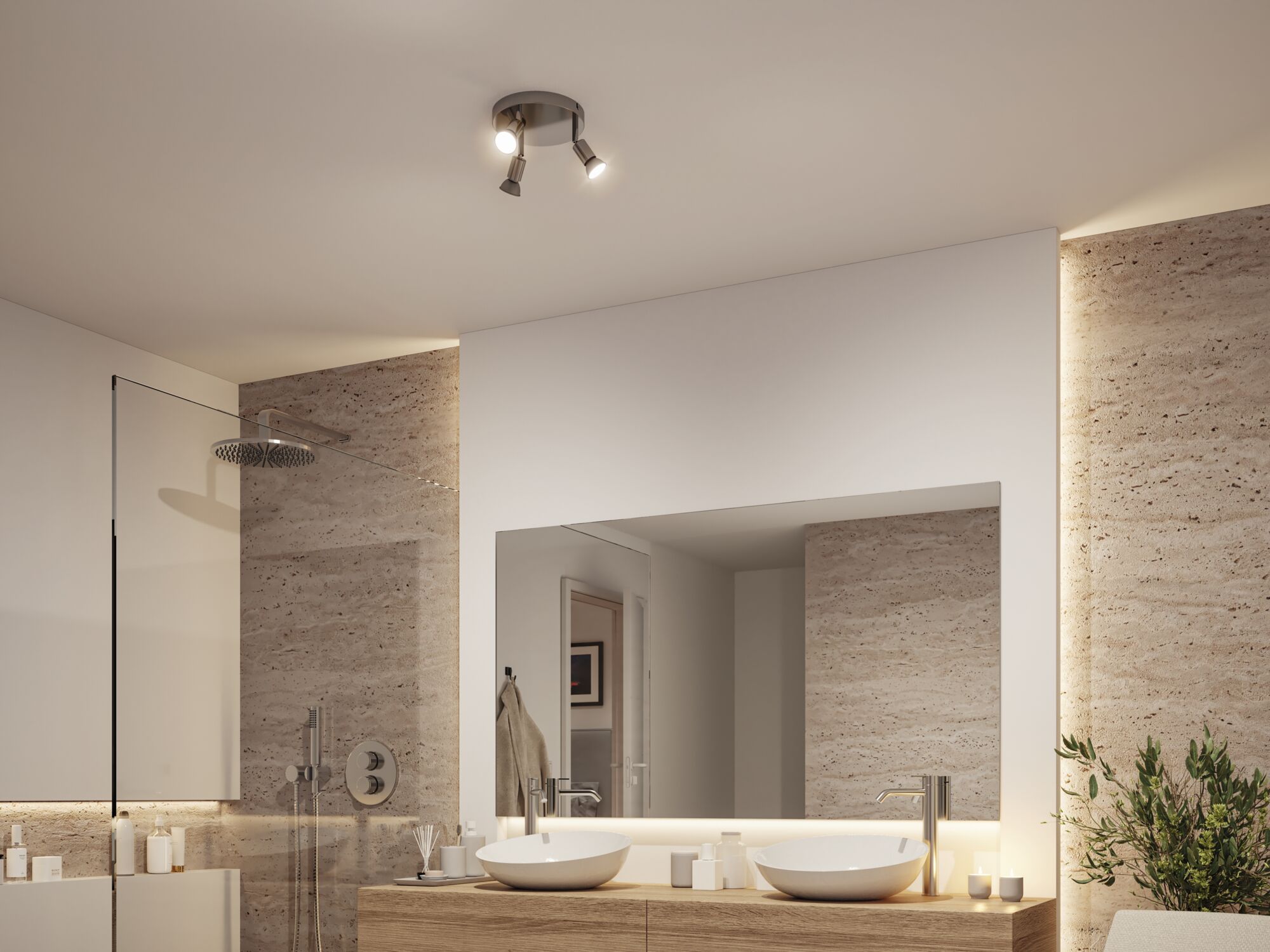 Salle de bain moderne avec plafonnier à trois lampes en métal brossé et éclairage LED indirect