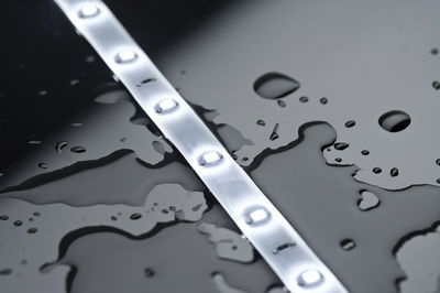 Bande lumineuse LED blanche avec protection étanche sur surface noire pour éclairage polyvalent