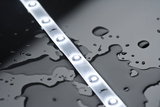 Witte LED-lichtstrip met waterdichte bescherming op zwarte ondergrond voor veelzijdige verlichting