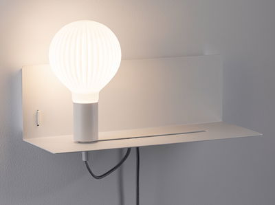 Weiße Metall-Wandleuchte mit geriffelter Glaskugel und integriertem Schalter für modernes Wohnambiente