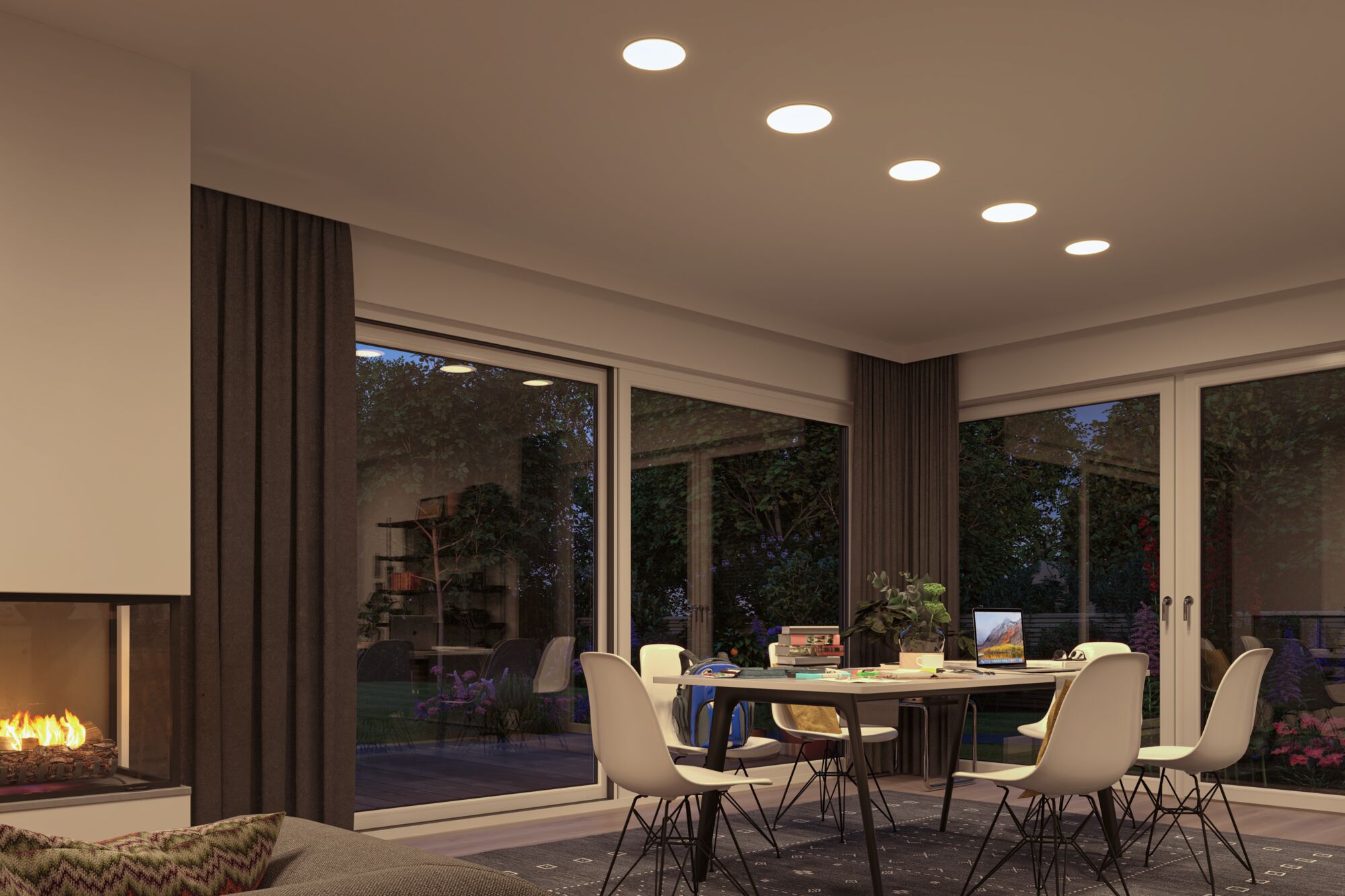 Wohnzimmer mit moderner Decken-Einbauleuchte in warmweiß, großflächige Fenster und Kamin für gemütliche Beleuchtung