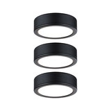 Drie ronde zwarte LED-plafondlampen met mat aluminium behuizing en warm wit licht