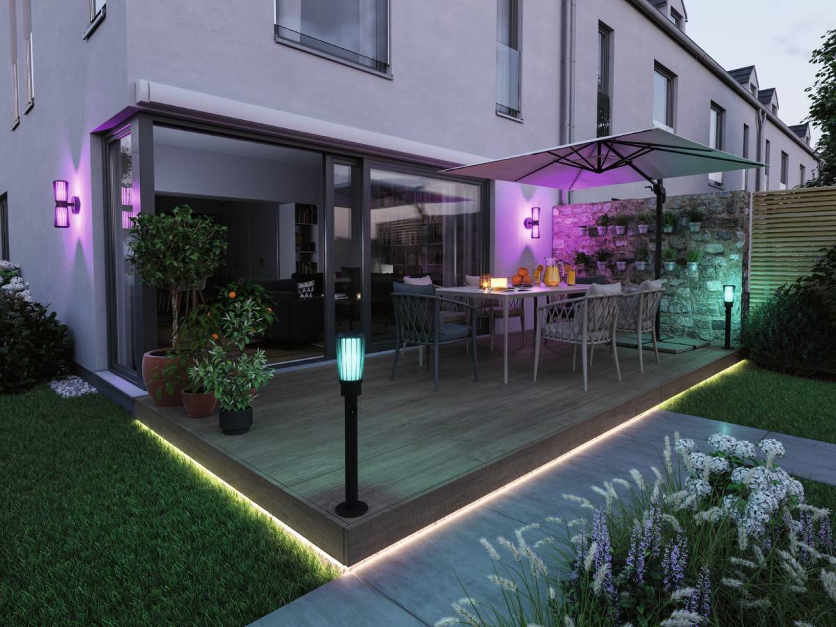 Moderne Terrasse mit LED-Außenleuchten in Schwarz und farbigem Licht für stimmungsvolle Gartenbeleuchtung