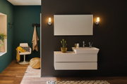 Salle de bain moderne avec lavabo blanc et meuble sur mur sombre, éclairée par des appliques LED.
