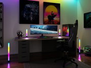 Installation de jeu moderne avec écran ultra-large, clavier RGB et barres lumineuses LED multicolores