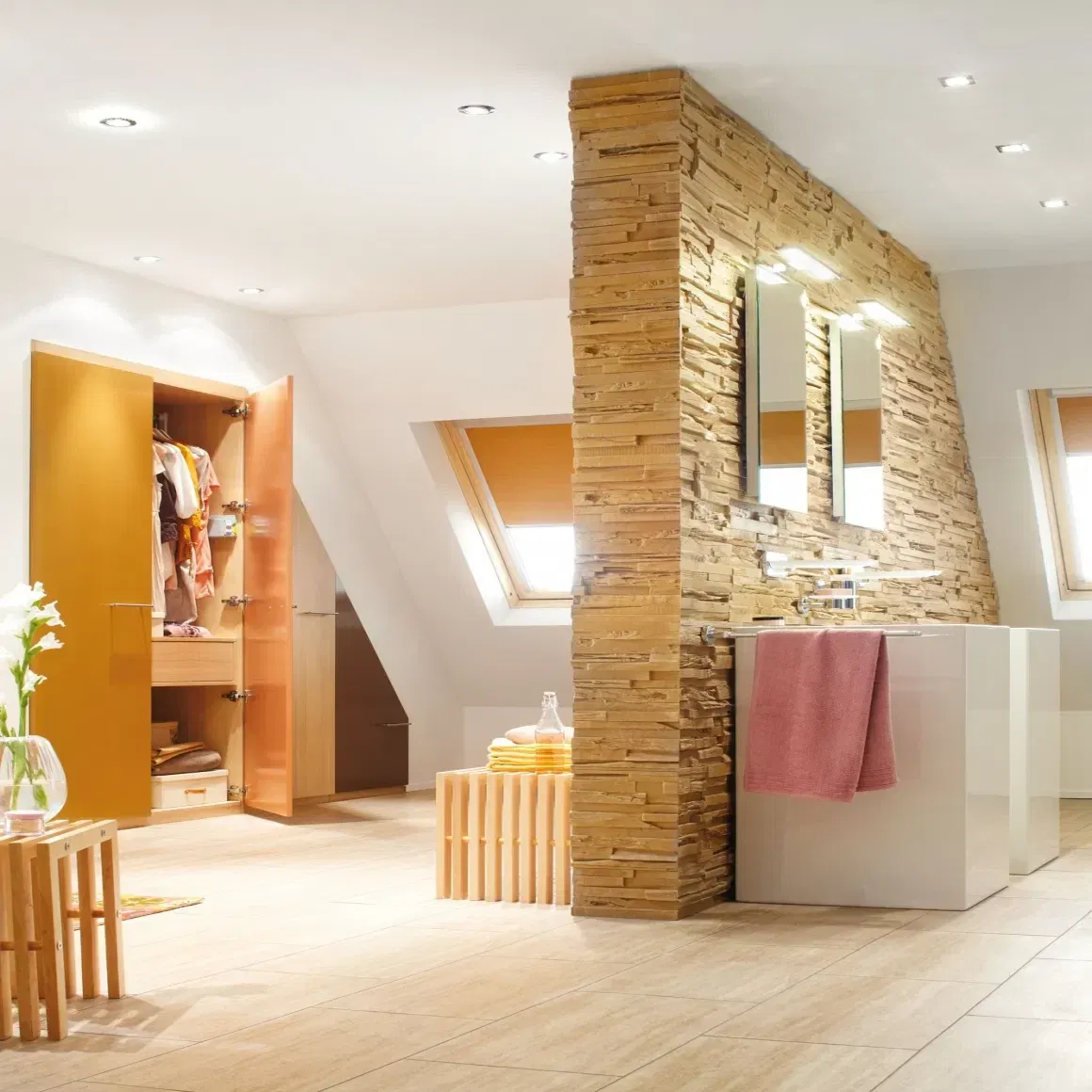 Salle de bain moderne avec mur en pierre de bois, lavabos blancs et éclairage LED blanc chaud au plafond