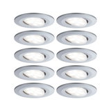 Zehn runde LED-Einbaustrahler in silberfarbenem Aluminium mit warmweißem Licht für Wohnräume.