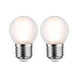 Zwei kleine LED-Leuchtmittel mit mattweißer Glaskugel und E27-Fassung für energiesparende Beleuchtung