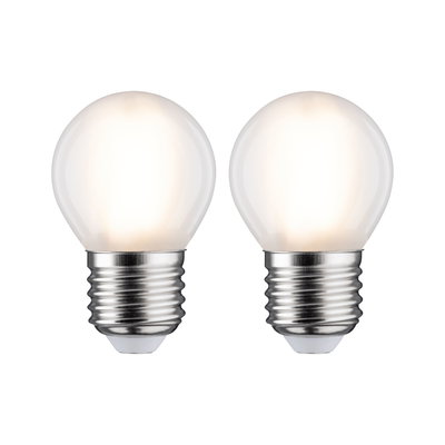 Zwei kleine LED-Leuchtmittel mit mattweißer Glaskugel und E27-Fassung für energiesparende Beleuchtung
