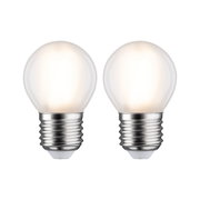 Zwei kleine LED-Leuchtmittel mit mattweißer Glaskugel und E27-Fassung für energiesparende Beleuchtung
