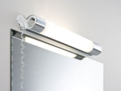 Chromfarbene LED-Spiegelleuchte mit weißem Leuchtkörper und Spiralkabel für Badbeleuchtung