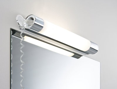 Chromfarbene LED-Spiegelleuchte mit weißem Leuchtkörper und Spiralkabel für Badbeleuchtung
