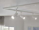 Drei weiße LED-Schienenstrahler an weißer Decke für moderne Raumbeleuchtung und Akzentlicht.