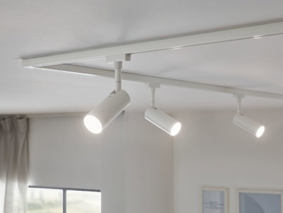 Drei weiße LED-Schienenstrahler an weißer Decke für moderne Raumbeleuchtung und Akzentlicht.