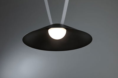 Suspension noire en métal avec source lumineuse blanche ronde pour éclairage intérieur moderne