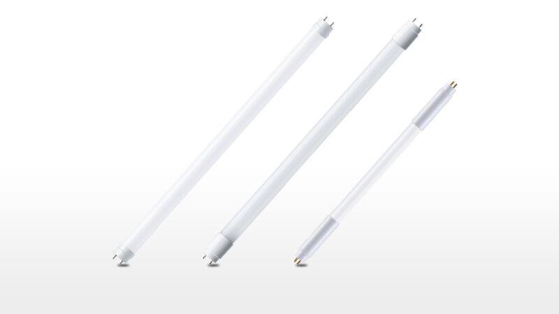 Tre hvide LED-rør i forskellige længder til 230V belysning med energibesparende teknologi