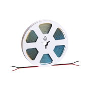 LED-Lichtband auf Rolle mit blauem Streifen und Anschlusskabeln für flexible Beleuchtungslösungen