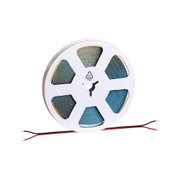 Rolle mit blauem LED-Streifenlicht und rotem und schwarzem Anschlusskabel für flexible Beleuchtung