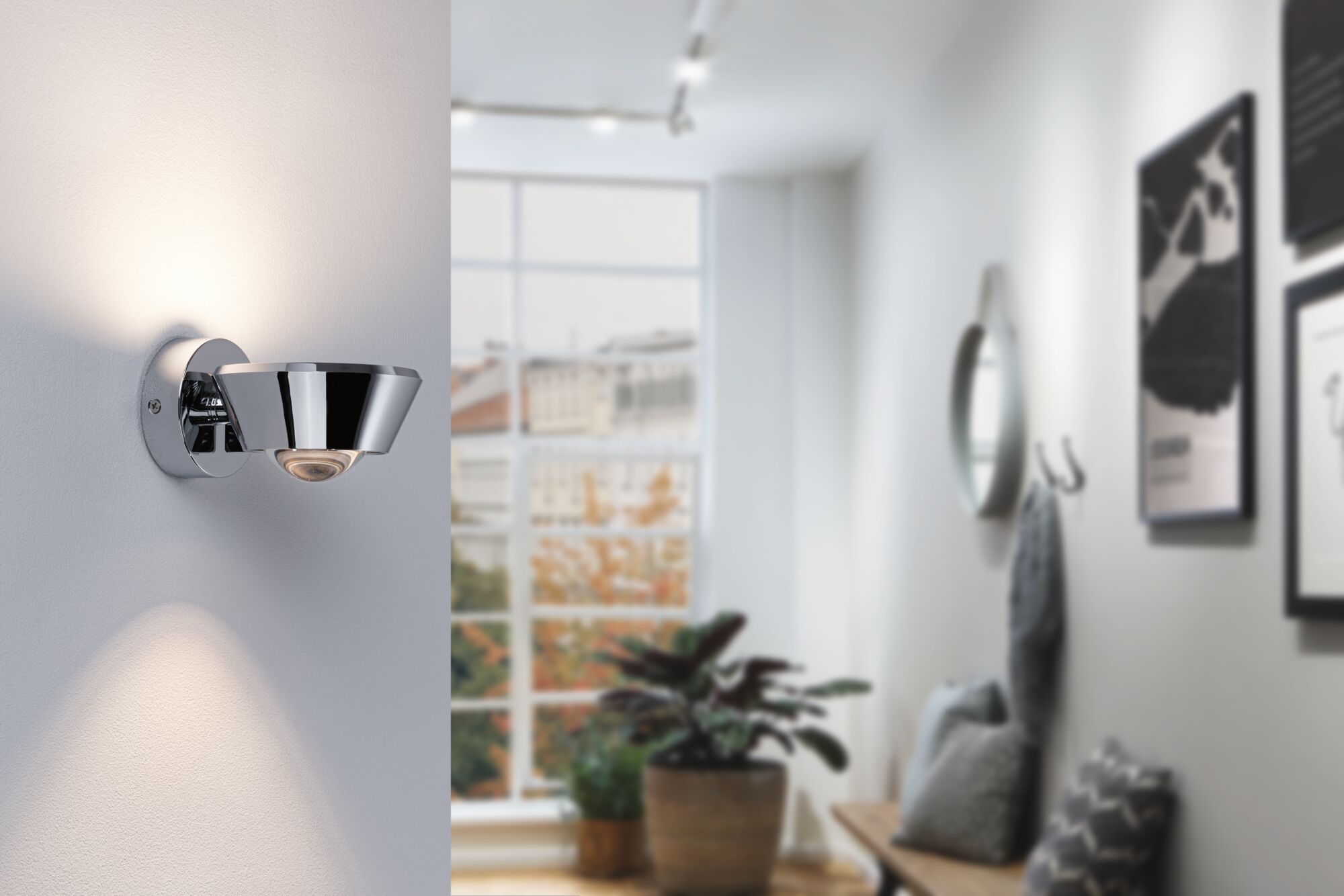 Moderne wandspot van chroom met warm wit LED-licht voor sfeervolle woonverlichting