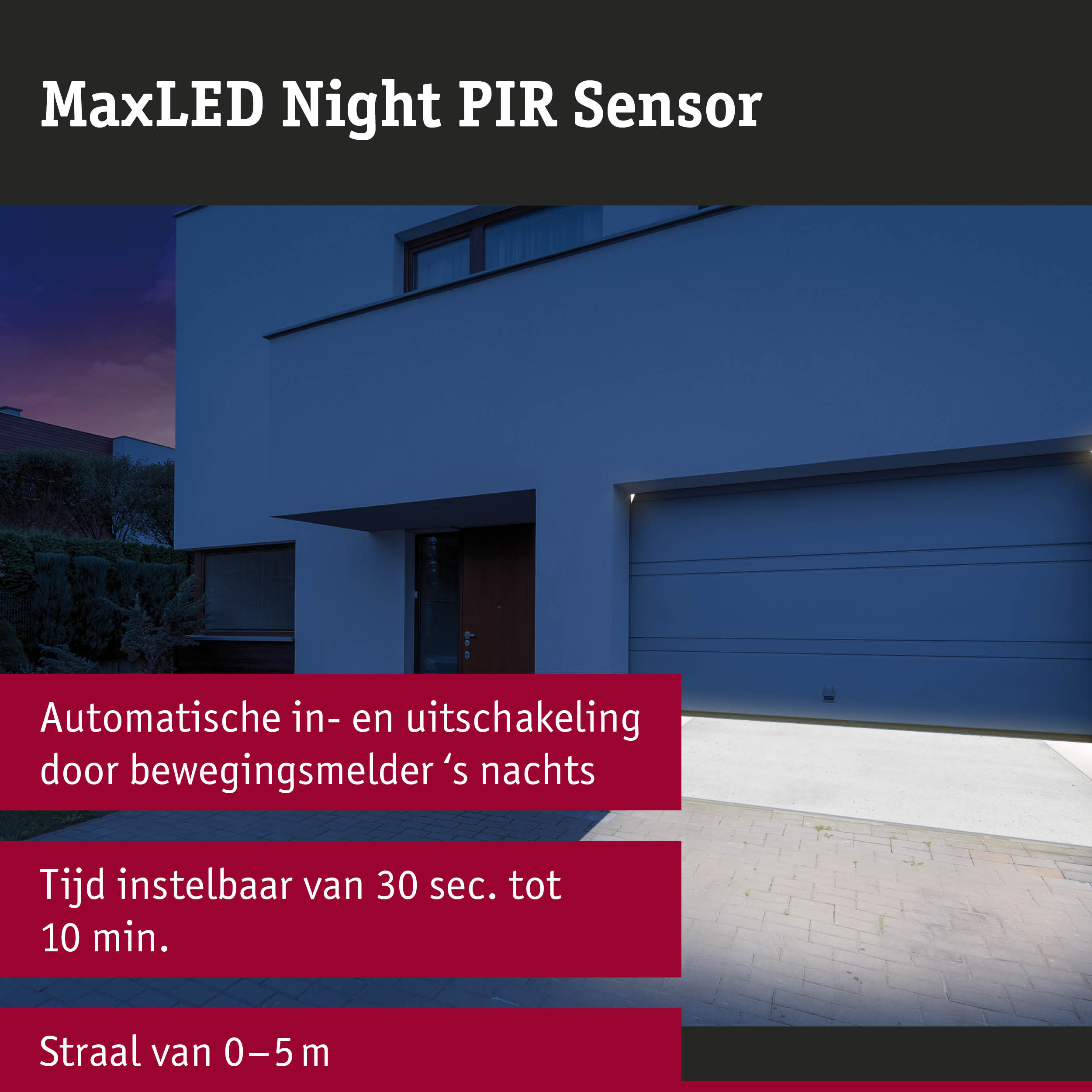 Modern wit huis met garage verlicht 's nachts door MaxLED Night PIR bewegingssensor