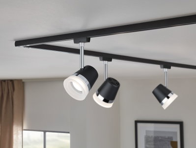Schwarze LED-Spotleuchten mit Chromakzenten an schwarzer Schiene für moderne Deckenbeleuchtung