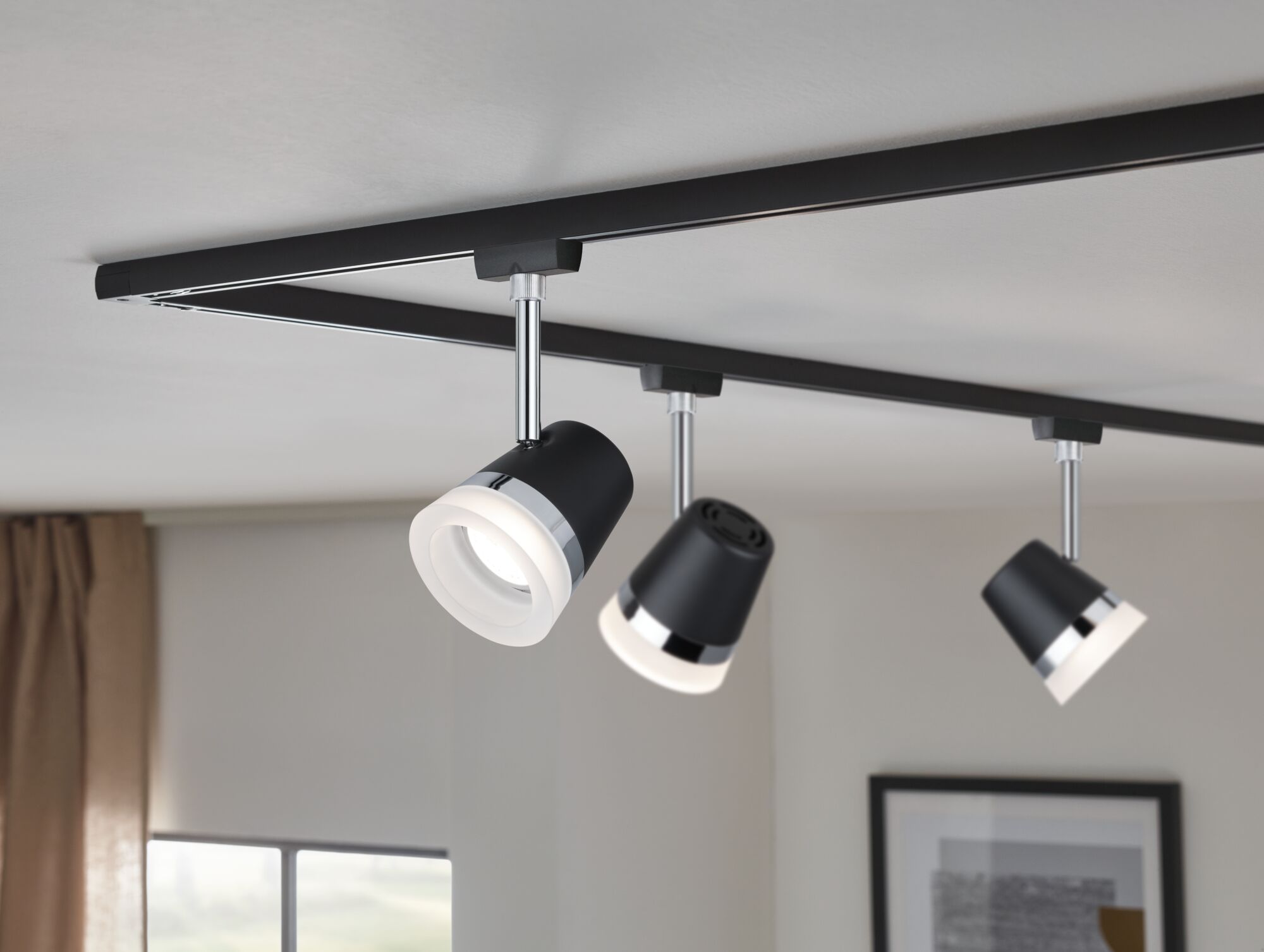 Schwarze Deckenleuchte mit verstellbaren Spots aus Metall und Kunststoff für moderne Innenräume