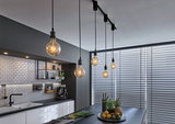Moderne Küche mit schwarzen Pendelleuchten und weißen Fliesen, stilvolle LED-Beleuchtung für Wohnraum.