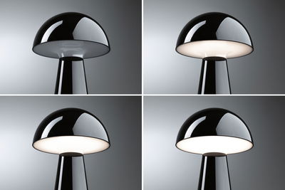 Vier Ansichten einer schwarzen Pilzlampe aus glänzendem Material mit weißem Diffusor und LED-Beleuchtung