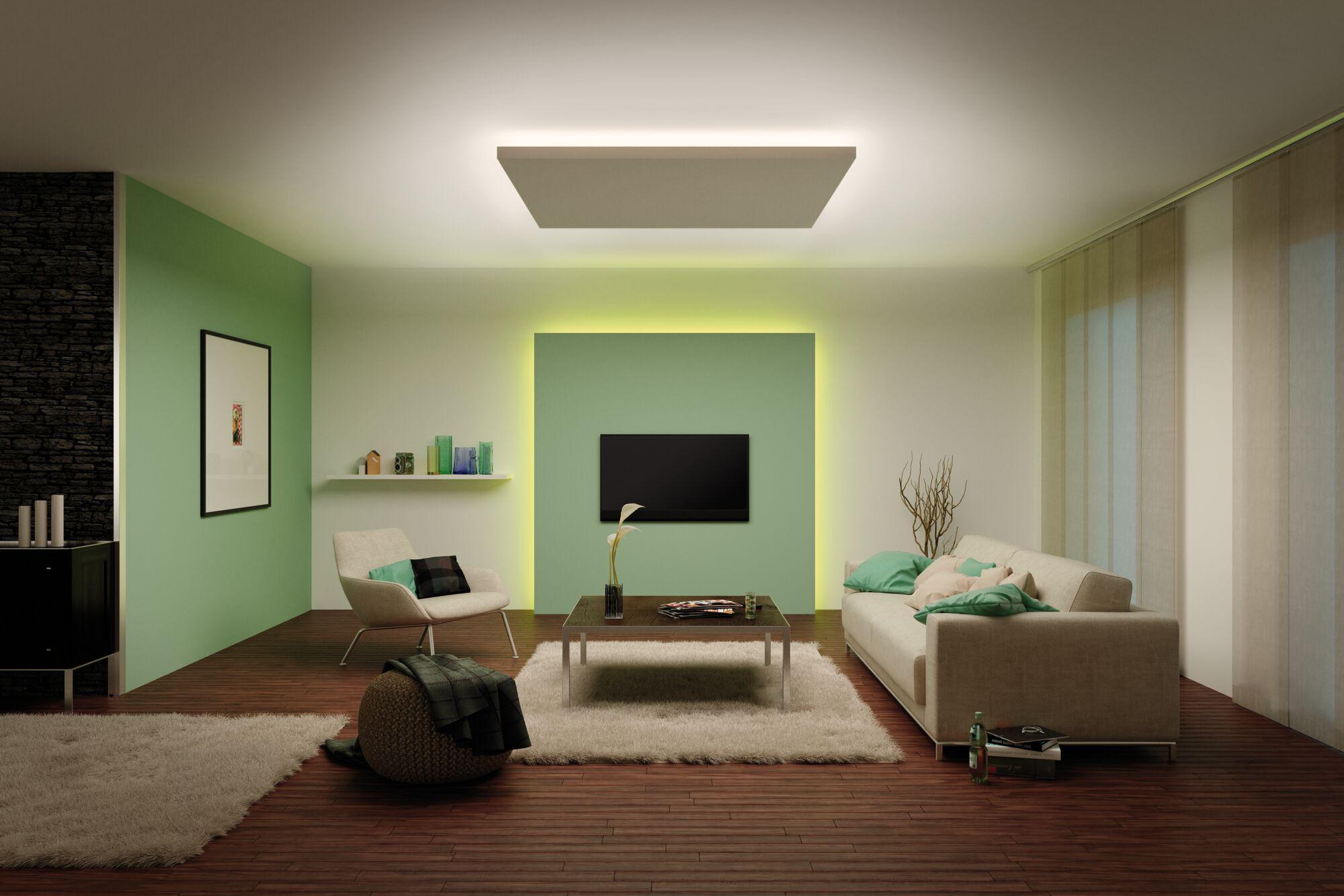 Salon moderne avec mur vert, mobilier beige et luminaire de plafond rectangulaire à lumière indirecte